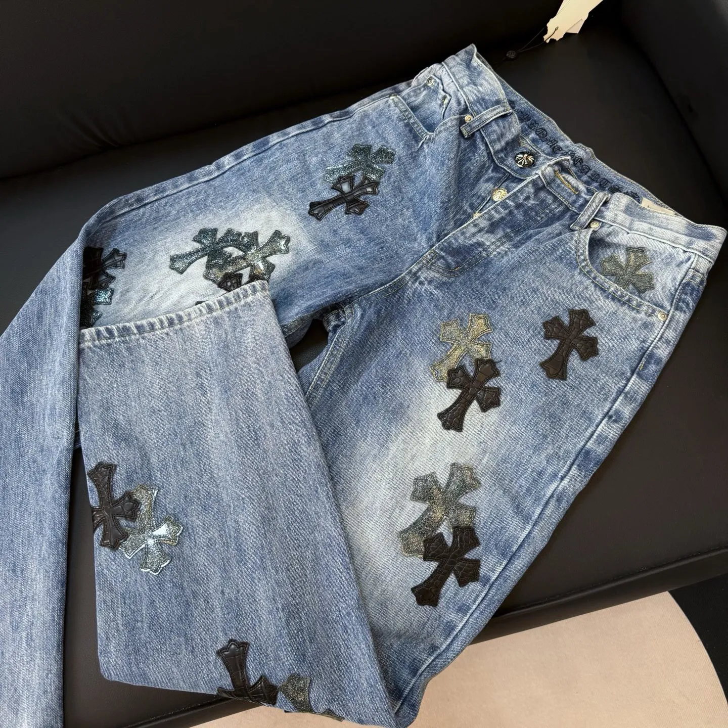 P280 💰Model number: D293 Chrome Hearts Chrome Hearts leather jeans Size: 28, 30, 32, 34, 36 (S-XXL) Color: blue Size reference: Pants length 100 102 104 106 106 Waist 72 76 80 84 88 Recommended weight S (about 110 pounds) M (about 140 pounds) L (about 140 pounds) XL (about 165 pounds) XXL (about 185 pounds)
